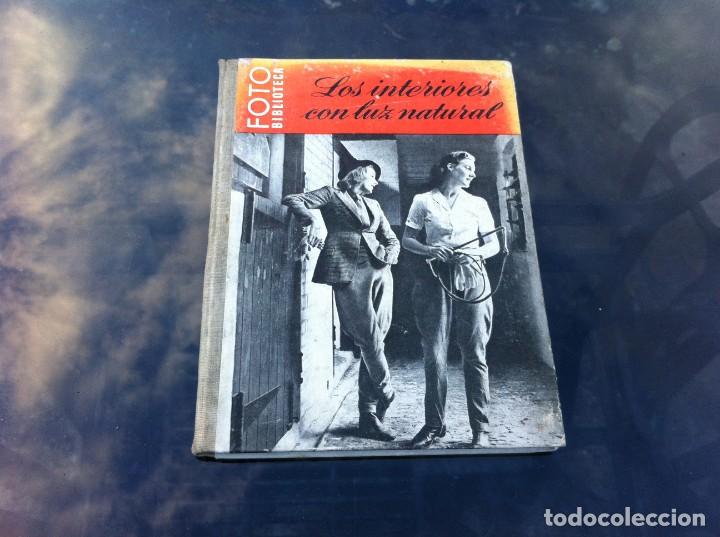 Libri di seconda mano: FOTO BIBLIOTECA. LOS INTERIORES CON LUZ NATURAL. Ed. EDICIONES OMEGA.