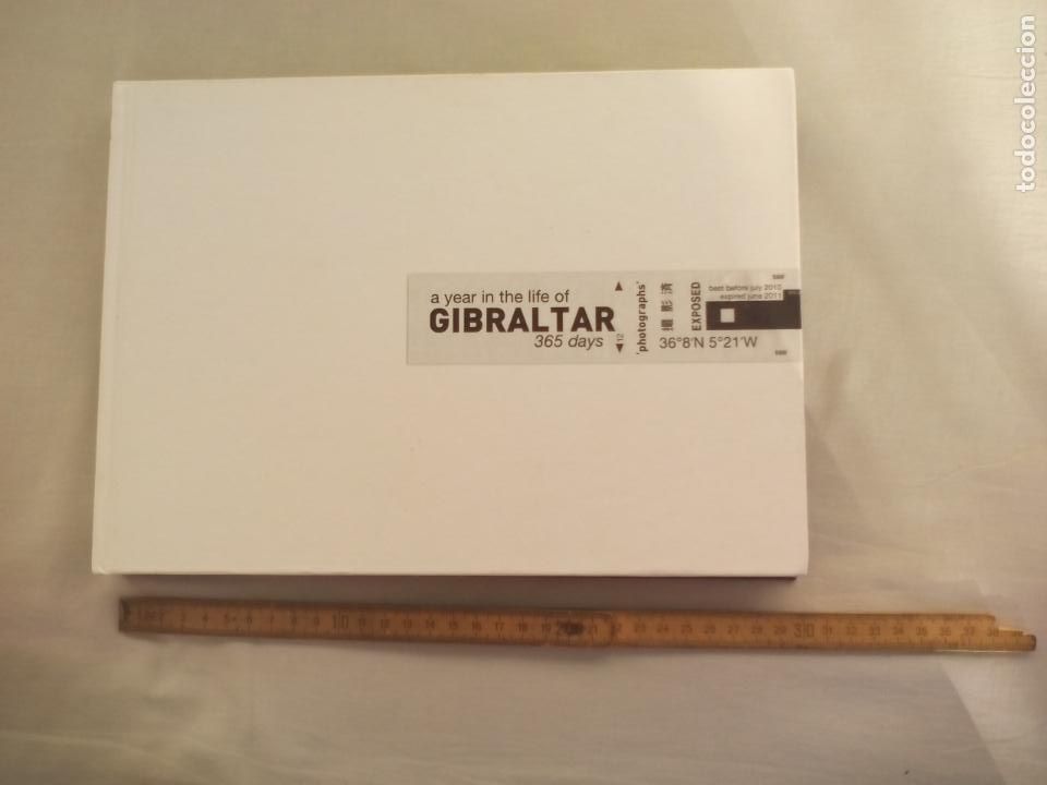 Libri di seconda mano: A YEAR IN THE LIFE OF GIBRALTAR. 365 DAYS 2011 fotografias PUBLISHED BY THE GIBRALTAR HERITAGE TRUST
