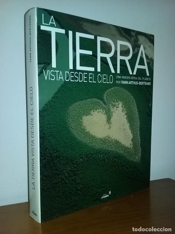 Libros de segunda mano: LA TIERRA VISTA DESDE EL CIELO, UNA IMAGEN AEREA DEL PLANETA, YANN ARTHUS BERTRAND, LUNWERG, 2006