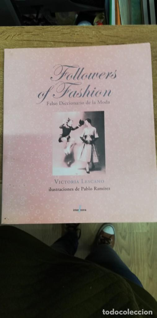 Libri di seconda mano: FOLLOWERS OF FASHION. FALSO DICCIONARIO DE LA MODA. VICTORIA LESCANO. 2004