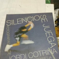Libros de segunda mano: SILENCIO SE JUEGA FOTOGRAFIAS DE JORDI COTRINA PROLOGO DE ALEX CORRETJA.-2002 TENIS. Lote 284194258