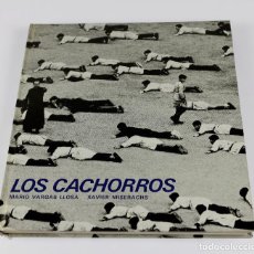 Libros de segunda mano: LOS CACHORROS. MARIO VARGAS LLOSA Y FOTOS DE XAVIER MISERACHS, ED. LUMEN 1967. 1ª EDICIÓN.. Lote 288579278