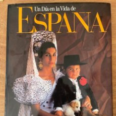 Libros de segunda mano: UN DÍA EN LA VIDA DE ESPAÑA. ED. PLANETA. Lote 299794728