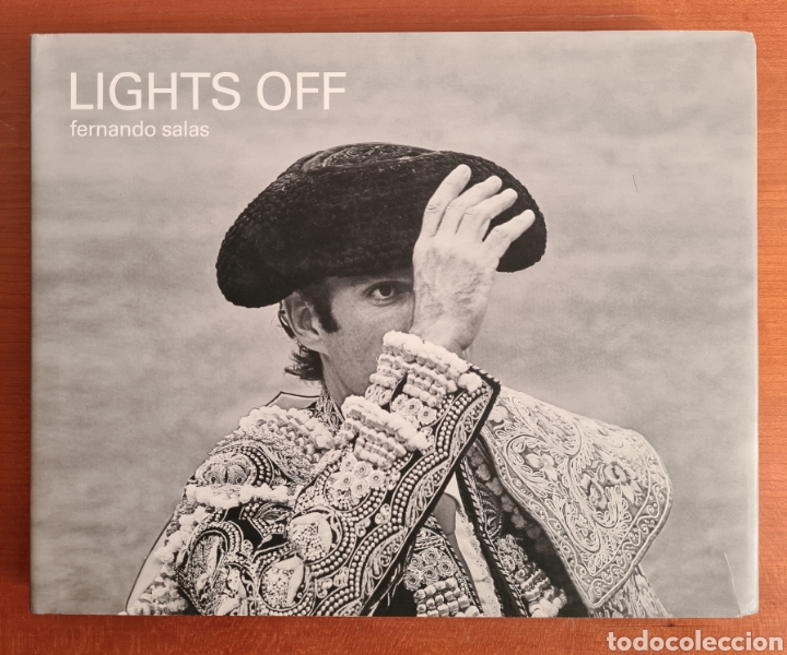 Second hand books: Lights Off - Fernando Salas Fotograf&iacute;a Cierre Plaza Monumental BCN Tauromaquia Toros Matador Torero