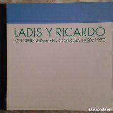 Libros de segunda mano: LADIS Y RICARDO. FOTOPERIODISMO EN CÓRDOBA. 1950 - 1970.. Lote 330195633