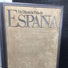Libros de segunda mano: UN DIA EN LA VIDA DE ESPAÑA, 7 DE MAYO, 1987, 100 FOTÓGRAFOS, EDITORIAL PLANETA, PORTADAS LOEWE. Lote 345157743