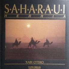 Libros de segunda mano: SAHARAUI HERRIA, XABI OTERO (FOTOGRAFÍA, EDICIÓN DE LUXE, MULTILINGÜE, 1989, 125 PÁGS.). Lote 347352393