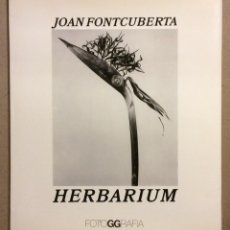 Libros de segunda mano: JOAN FONTCUBERTA: HERBARIUM (BARCELONA, 1984) 1ª EDICIÓN ESPECIAL FIRMADA POR EL AUTOR. Lote 351349039