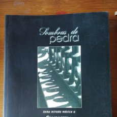 Libros de segunda mano: SOMBRAS DE PEDRA, UNHA MIRADA MÁXICA A COMPOSTELA. REMUÑÁN, JACOBO. 2004. Lote 351387519