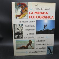 Libros de segunda mano: LA MIRADA FOTOGRAFICA IAN BRADSHAW. Lote 378840084