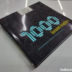 Libros de segunda mano: 1000 GARMENT GRAPHICS A COMPREHENSIVE COLLECTION OF WEARABLE DESIGNS JEFFREY EVERETT DISEÑOS ROPA. Lote 384973594