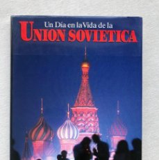 Libros de segunda mano: UN DÍA EN LA VIDA DE LA UNIÓN SOVIÉTICA / 15/0571987 / 100 MEJORES REPORTEROS DEL MUNDO /