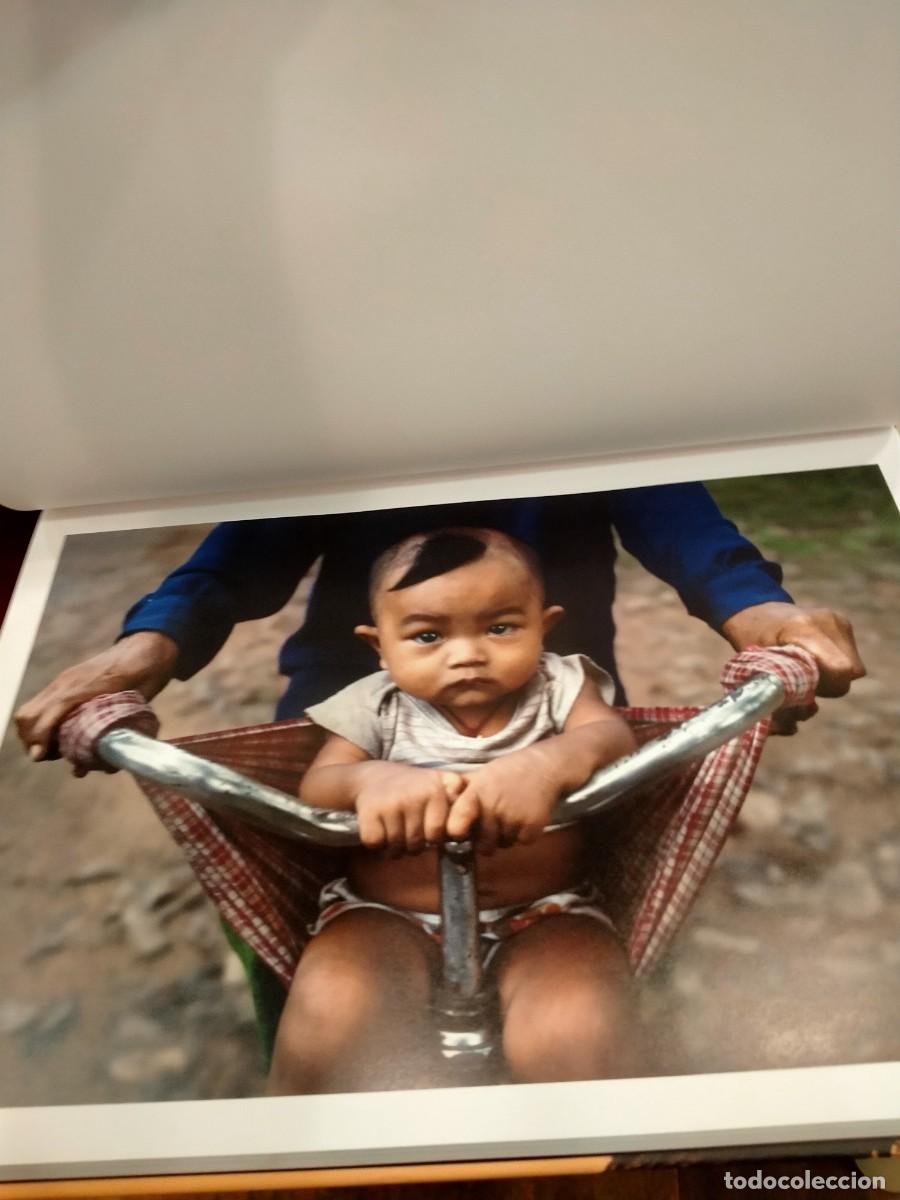 Libros de segunda mano: Instantes - Steve McCurry - Foto 3