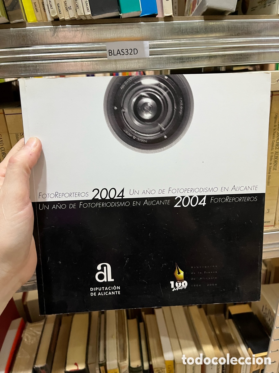 Libros de segunda mano: Blas32D UN A&Ntilde;O DE PERIODISMO EN ALICANTE FOTOREPORTEROS 2004.