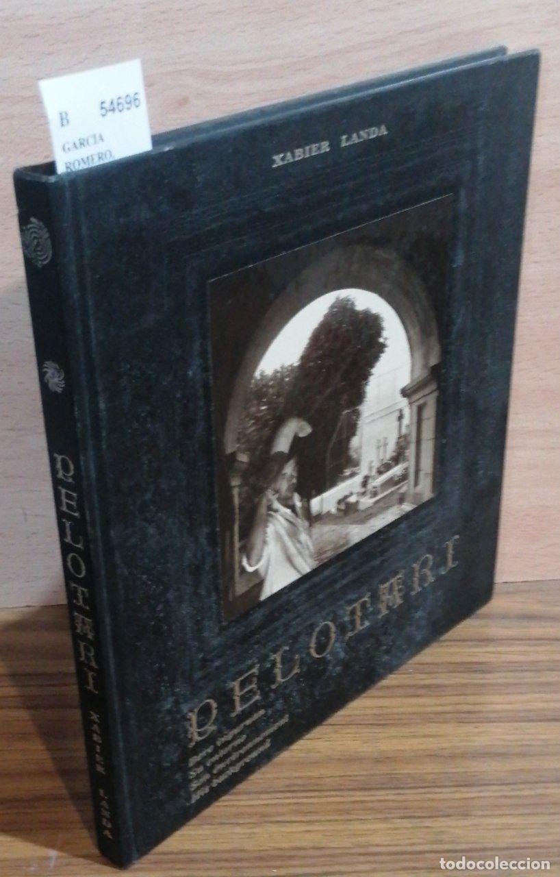Second hand books: GARCIA ROMERO, Carmen (TEXTO) y LANDA, Xabier (FOTOGRAFIAS) - PELOTARI. Bere inguruan. Su entorno. S