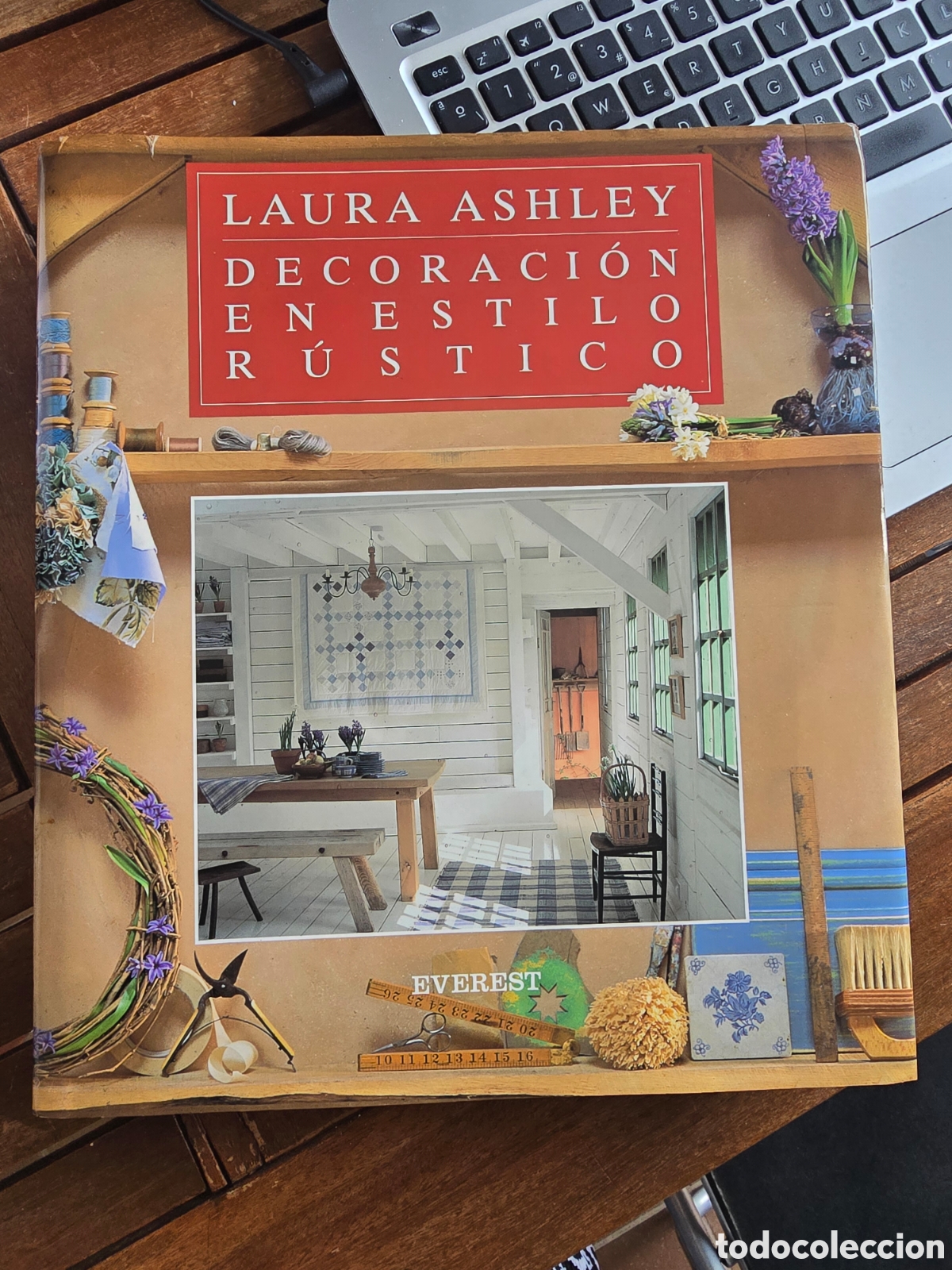 Libros de segunda mano: Decoraci&oacute;n en estilo r&uacute;stico Laura Ashley EDITORIAL EVEREST 1993 Arte dise&ntilde;o de interiores