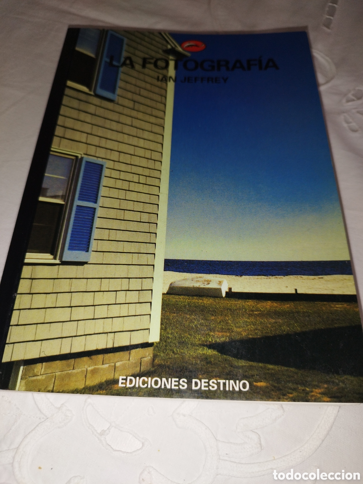 Libros de segunda mano: LA FOTOGRAFIA.- IAN JEFFREY. ED. DESTINO, 1999 PRIMERA EDICION. ILUSTRADO.
