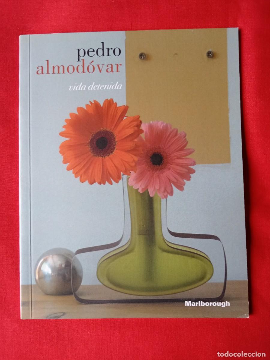 Libros de segunda mano: VIDA DETENIDA. PEDRO ALMODOVAR. CAT&Aacute;LOGO EXPOSCI&Oacute;N GALER&Iacute;A MARLBOROURGH MADRID 2018