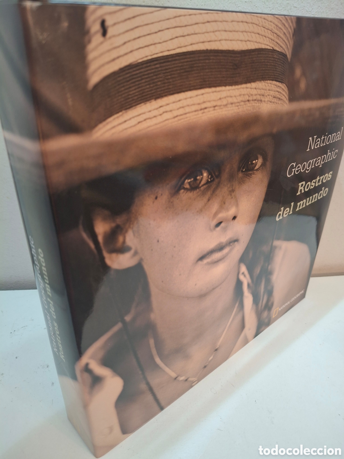 Second hand books: ROSTROS DEL MUNDO, LOS MEJORES RETRATOS DE NATIONAL GEOGRAPHIC, 2004