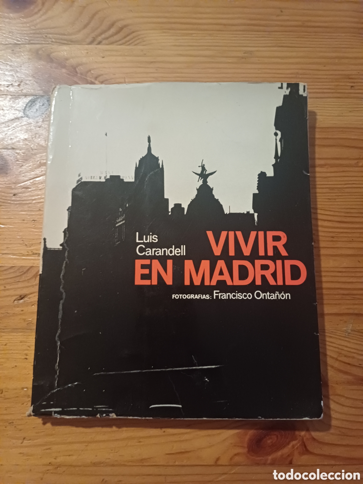 Libros de segunda mano: Vivir en Madrid Luis Carandell Fotografias Francisco Onta&ntilde;&oacute;n Firmado Jose Maria Arimany