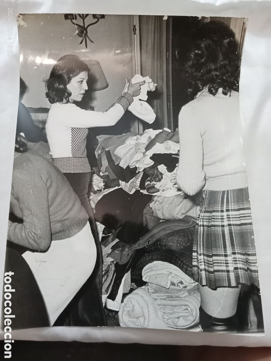 Libri di seconda mano: Fotograf&iacute;a original Ayuda Nicaragua Madrid -72 en ropas, medicamentos y met&aacute;lico