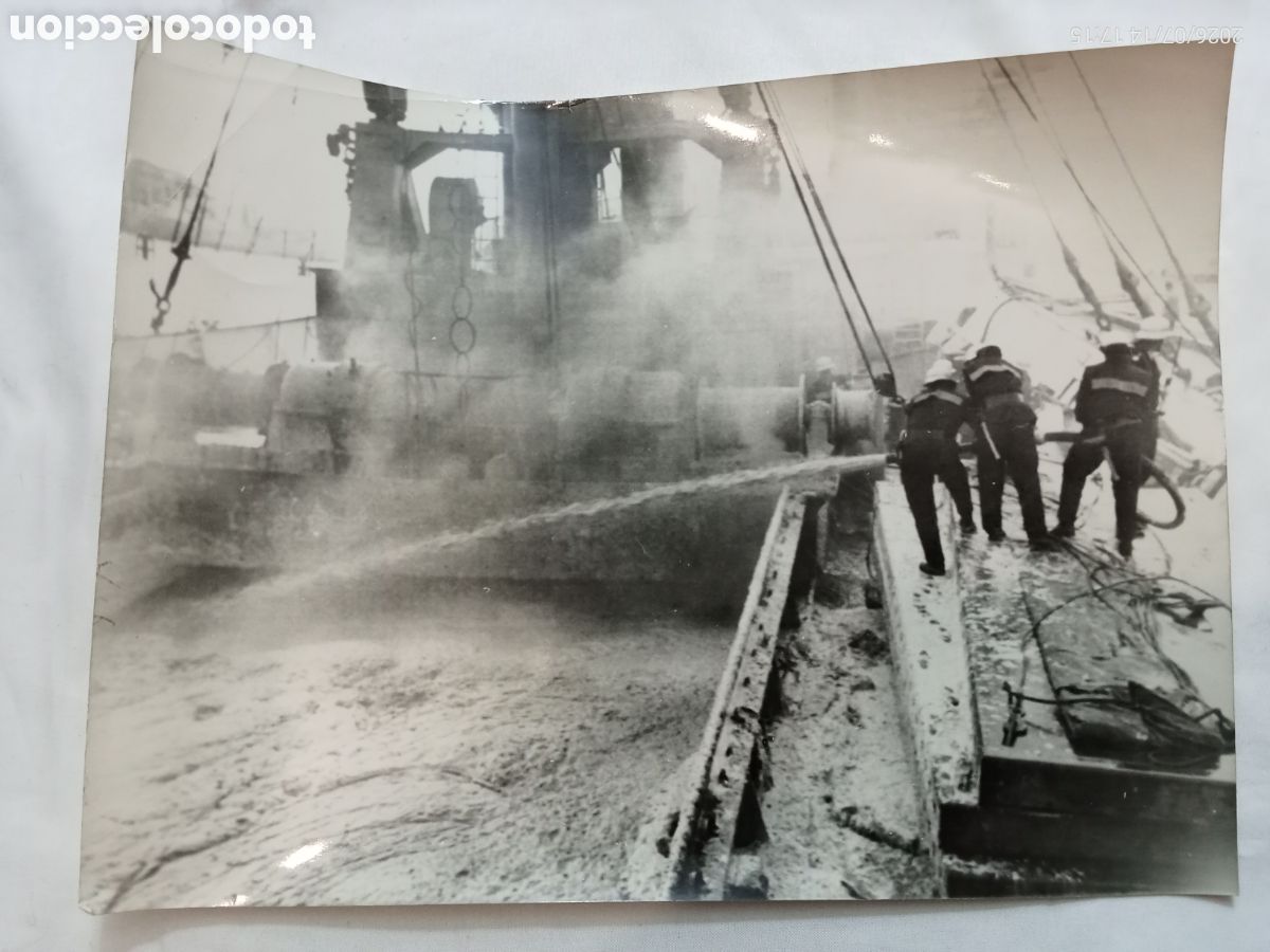 Libri di seconda mano: Fotograf&iacute;a original incendio en un buque ingles Hamburgo del 72
