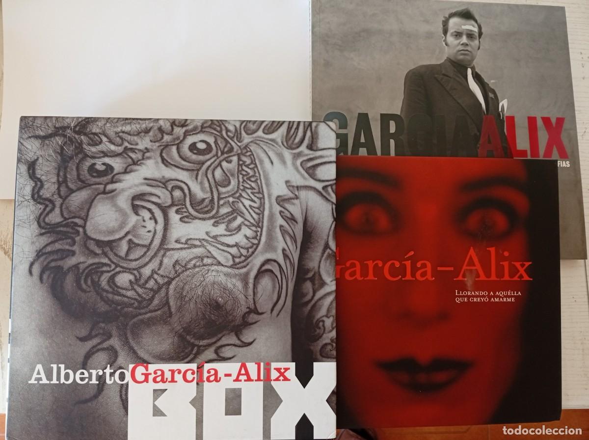 Libros de segunda mano: Alberto GARC&Iacute;A-ALIX : Box: 1. Fotograf&iacute;as. 2. Llorando a aqu&eacute;lla que crey&oacute; amarme. (2002)