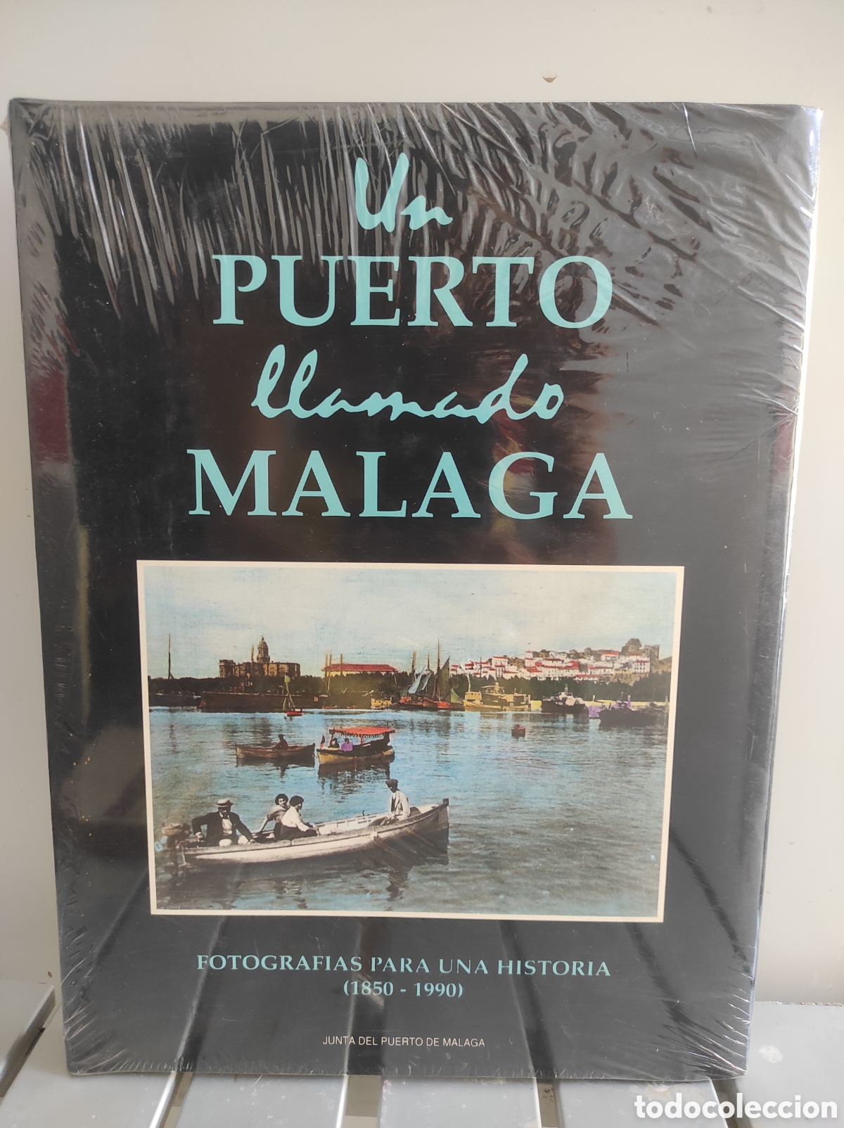 Libros de segunda mano: Un puerto llamado M&aacute;laga. Fotograf&iacute;as para una historia (1850-1990). (PRECINTADO)