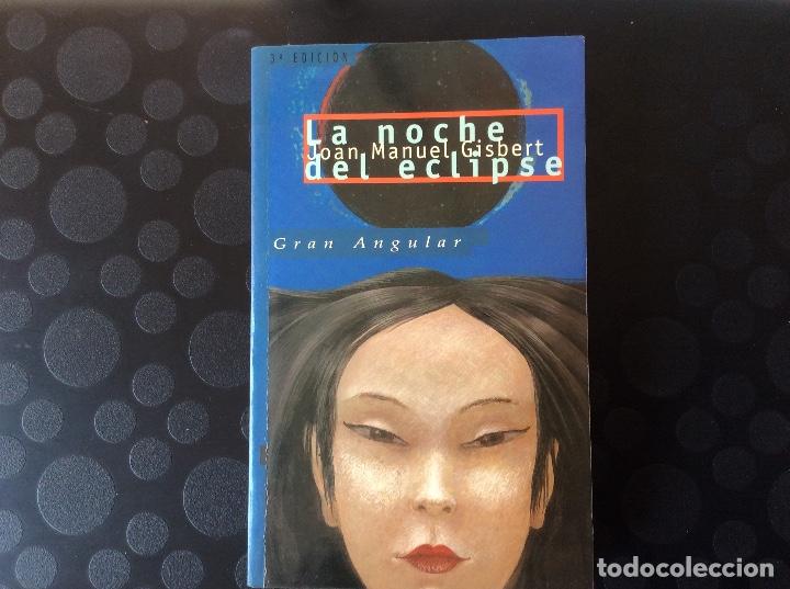Libros de segunda mano: LA NOCHE DEL ECLIPSE.- JOAN MANUEL GISBERT.- GRAN ANGULAR - Foto 1