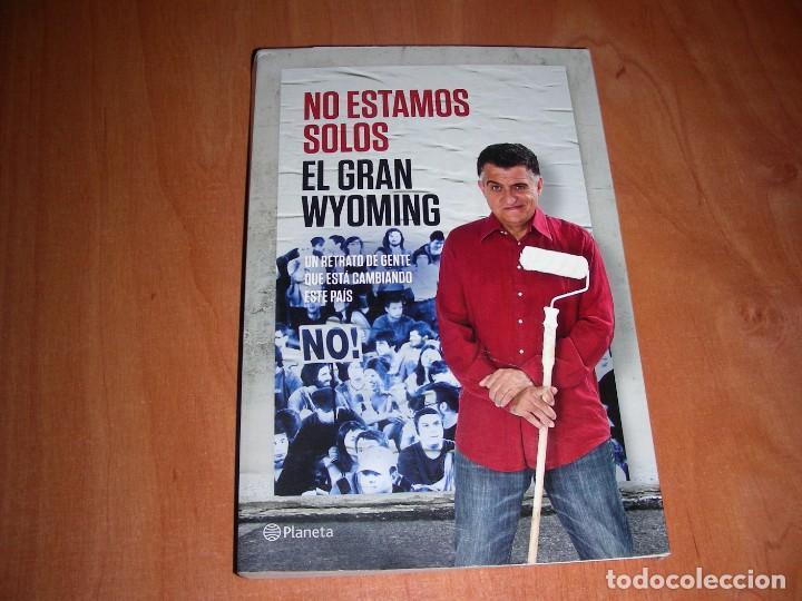 Libros de segunda mano: NO ESTAMOS SOLOS. EL GRAN WYOMING. - Foto 1