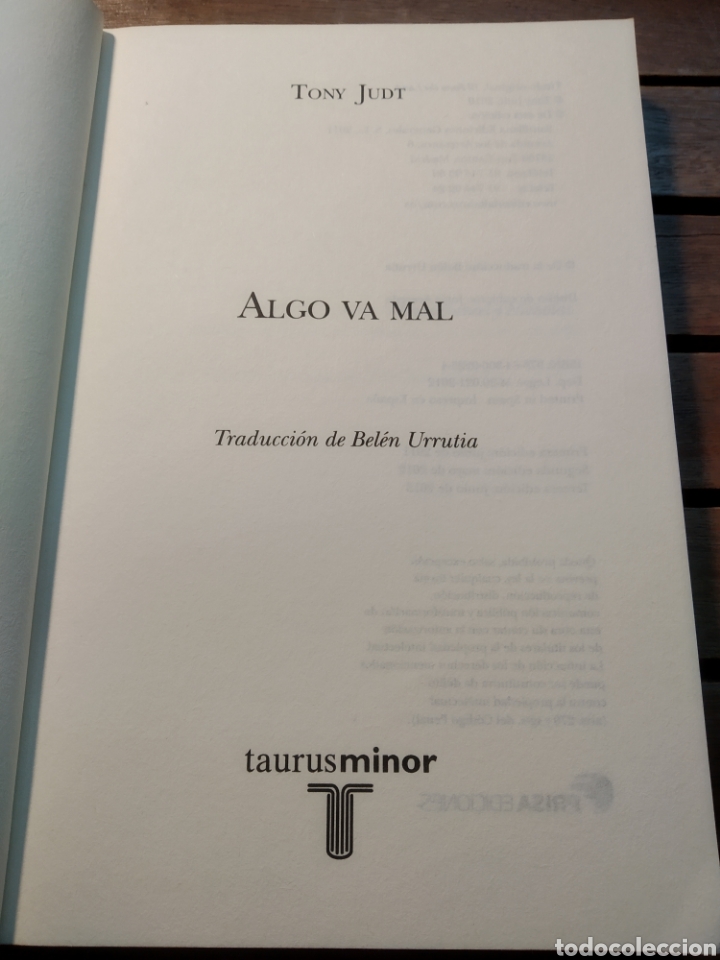 Libros de segunda mano: Algo va mal - Tony Judt Taurus 2011. - Foto 3