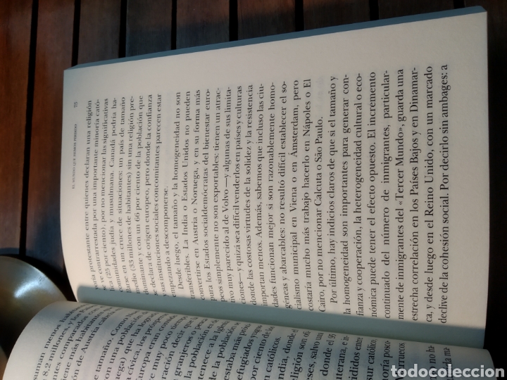 Libros de segunda mano: Algo va mal - Tony Judt Taurus 2011. - Foto 4