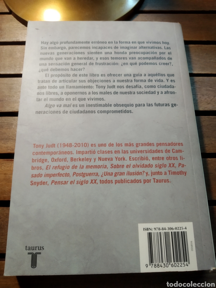 Libros de segunda mano: Algo va mal - Tony Judt Taurus 2011. - Foto 6