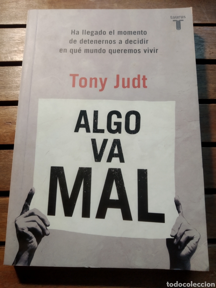 Libros de segunda mano: Algo va mal - Tony Judt Taurus 2011. - Foto 1