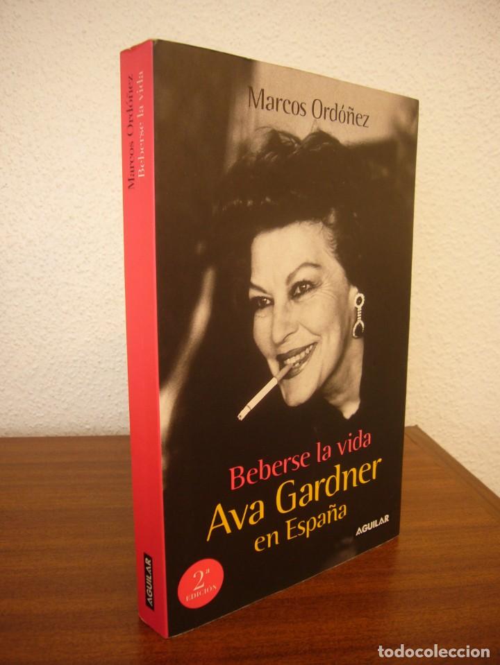 Libros de segunda mano: MARCOS ORD&Oacute;&Ntilde;EZ: BEBERSE LA VIDA. AVA GARDNER EN ESPA&Ntilde;A (AGUILAR, 2005) MUY BUEN ESTADO