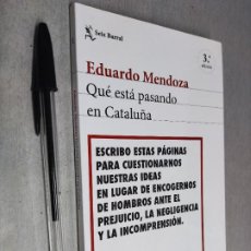 Libros de segunda mano: QUÉ ESTÁ PASANDO EN CATALUÑA / EDUARDO MENDOZA / SEIX BARRAL 2017. Lote 365080091