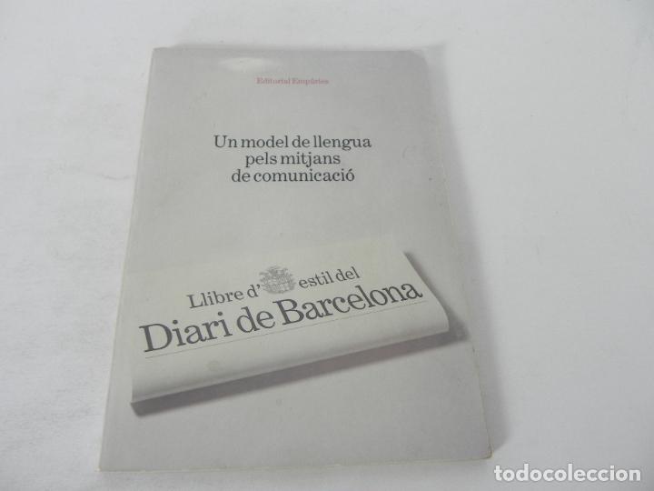Libros de segunda mano: UN MODEL DE LLENGUA PELS MITJANS DE COMUNICACI&Oacute; - EDIT. EMP&Uacute;RIES-1988 (EN CATAL&Aacute;N) - Foto 2