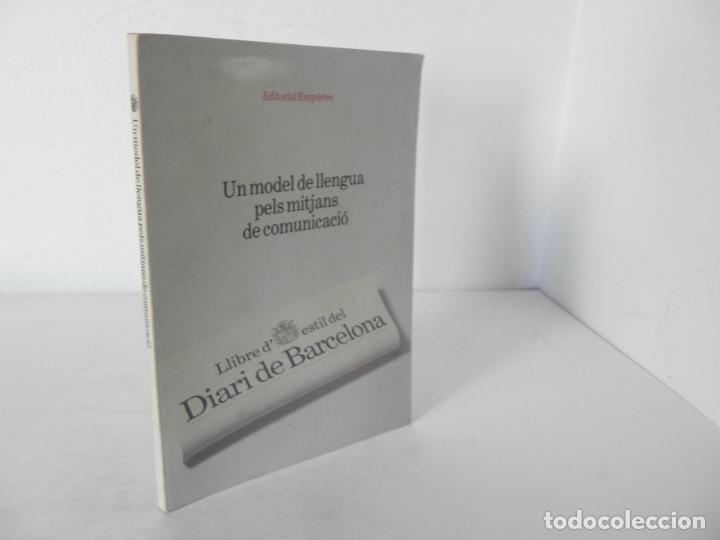 Libros de segunda mano: UN MODEL DE LLENGUA PELS MITJANS DE COMUNICACI&Oacute; - EDIT. EMP&Uacute;RIES-1988 (EN CATAL&Aacute;N) - Foto 1
