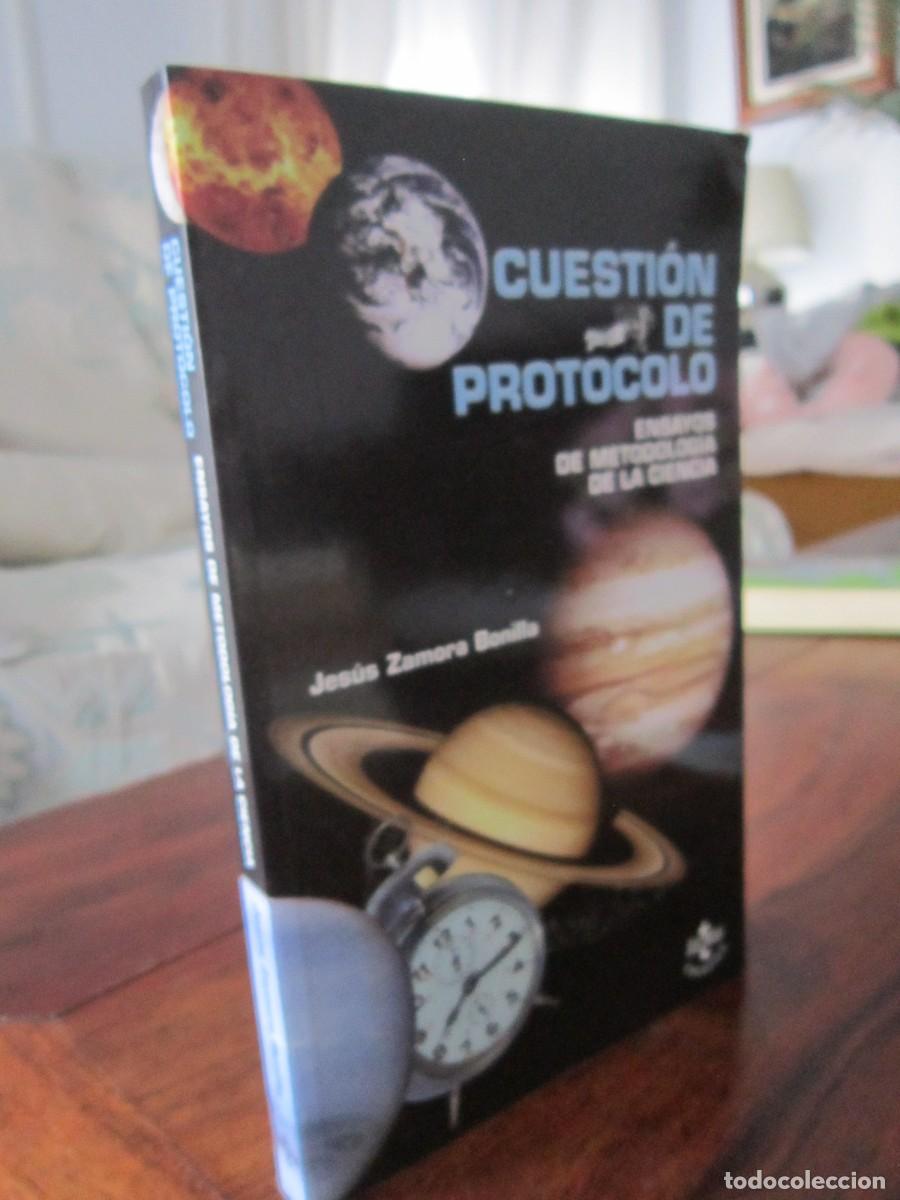 Libros de segunda mano: CUESTION DE PROTOCOLO. Ensayos de Metodolog&iacute;a de la ciencia. Jes&uacute;s Zamora Bonilla Tecnos, 2005 NUEVO