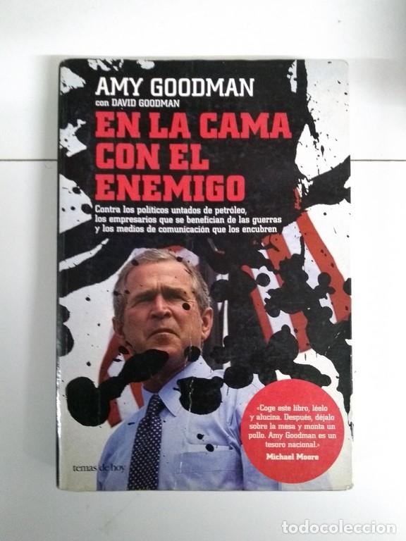Libros de segunda mano: En la cama con el enemigo - Amy Goodman - Foto 1