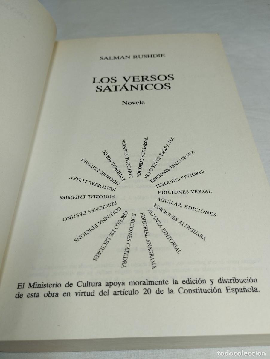 Libros de segunda mano: Los versos sat&aacute;nicos. Salman Rushdie - Foto 2