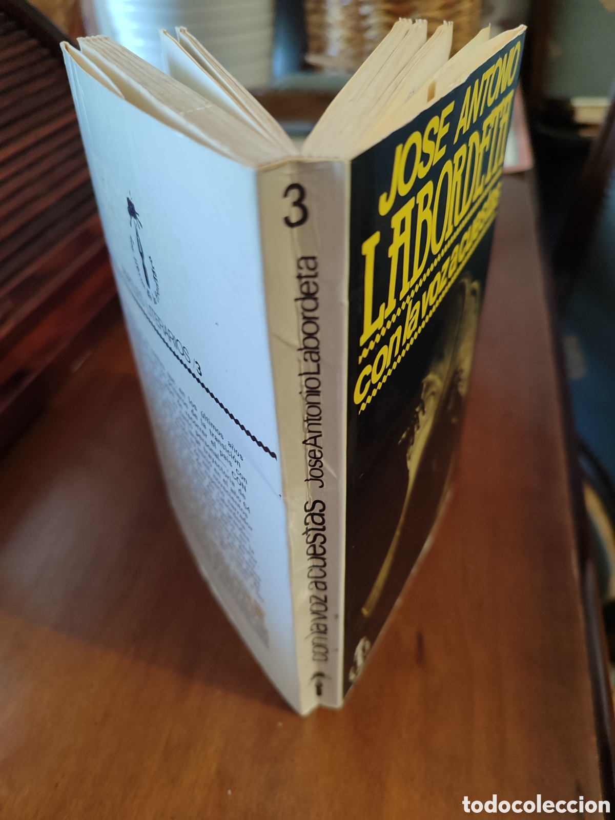 Libros de segunda mano: Con la voz a cuestas. J.A. Labordeta. Primera edici&oacute;n - Foto 2