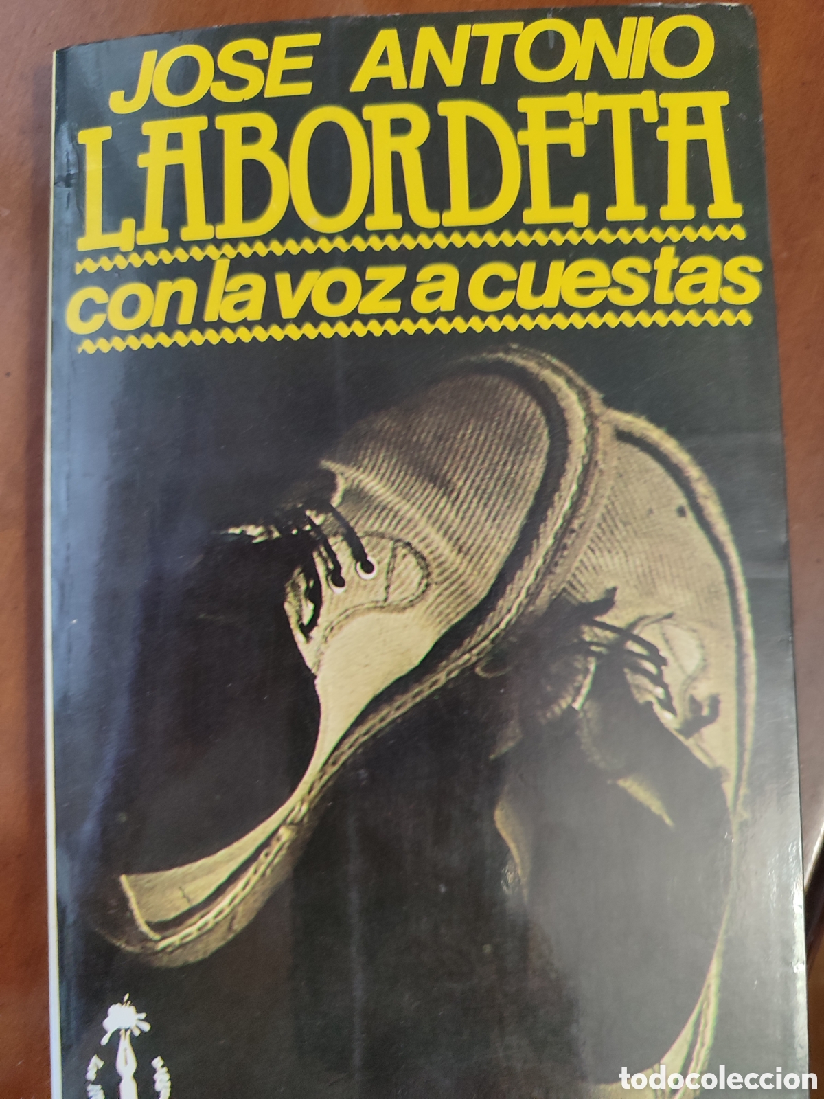 Libros de segunda mano: Con la voz a cuestas. J.A. Labordeta. Primera edici&oacute;n - Foto 1