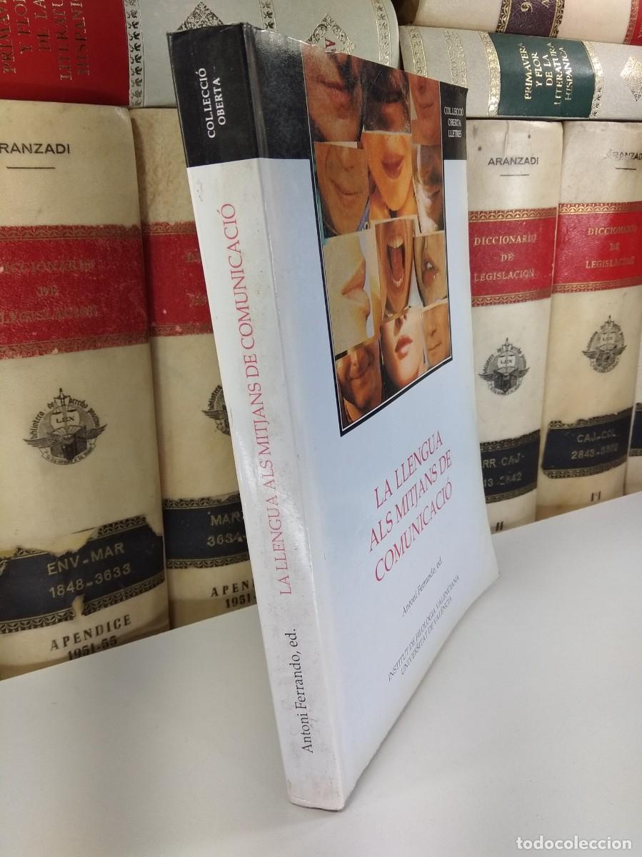 Libros de segunda mano: LA LLENGUA ALS MITJANS DE COMUNICACI&Oacute;. VV.AA. Antoni Ferrando (Ed). - Foto 2