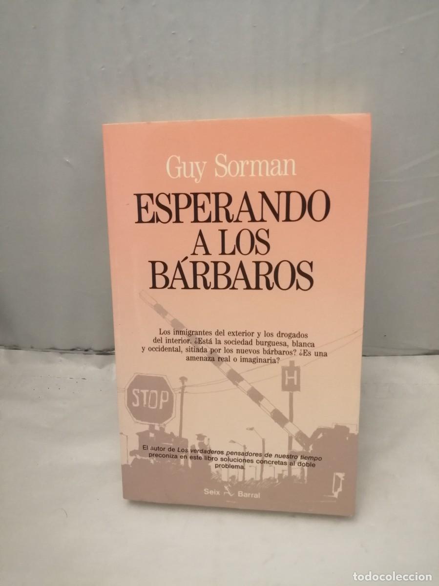 Libros de segunda mano: Esperando a los B&aacute;rbaros (Primera edici&oacute;n) - Foto 1