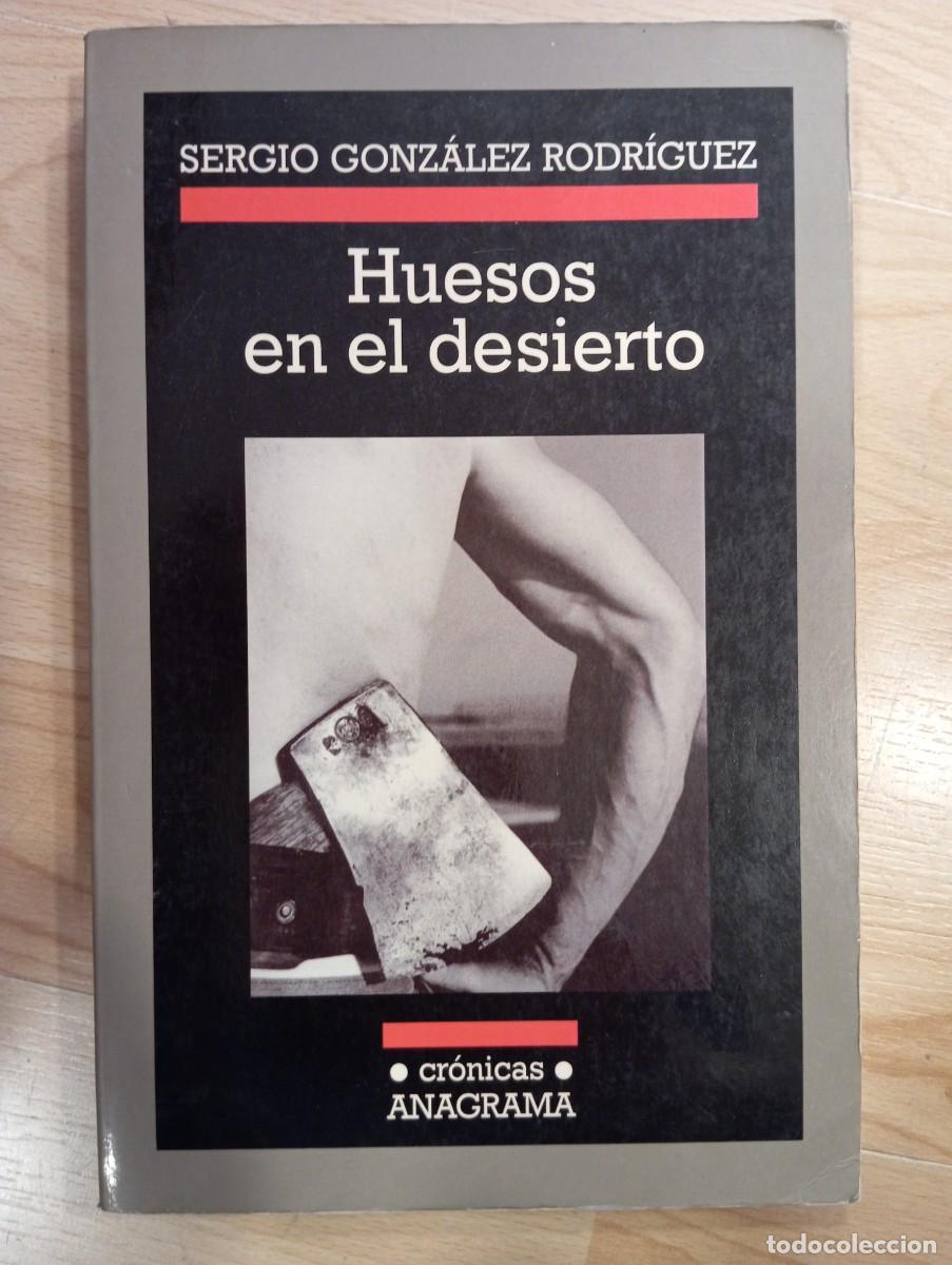 Libros de segunda mano: Huesos en el desierto. Sergio Gonz&aacute;lez Rodr&iacute;guez. - Foto 1