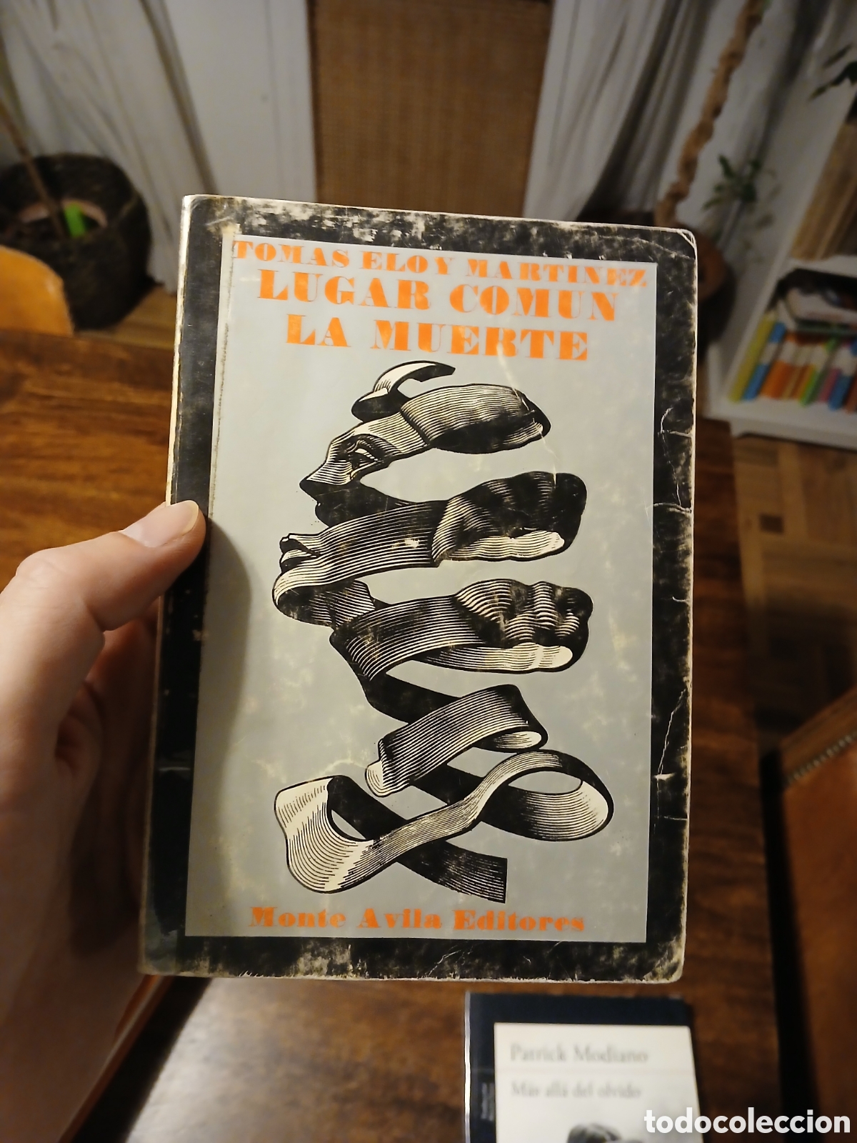 Libros de segunda mano: Lugar com&uacute;n la muerte, Tom&aacute;s Eloy Mart&iacute;nez - Foto 1