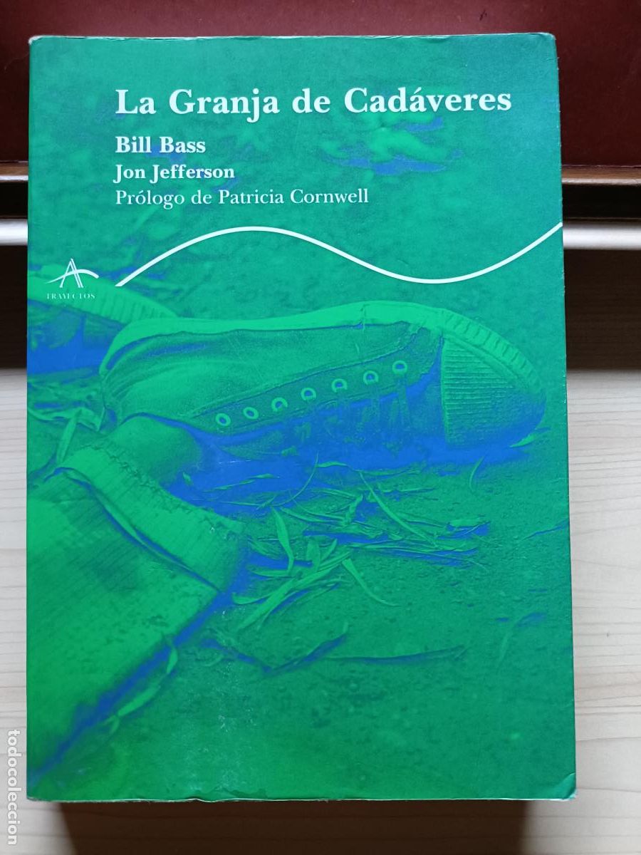 Libros de segunda mano: La Granja de Cad&aacute;veres. Bill Bass & Jon Jefferson. Alba Editorial, 2004. Humedad.