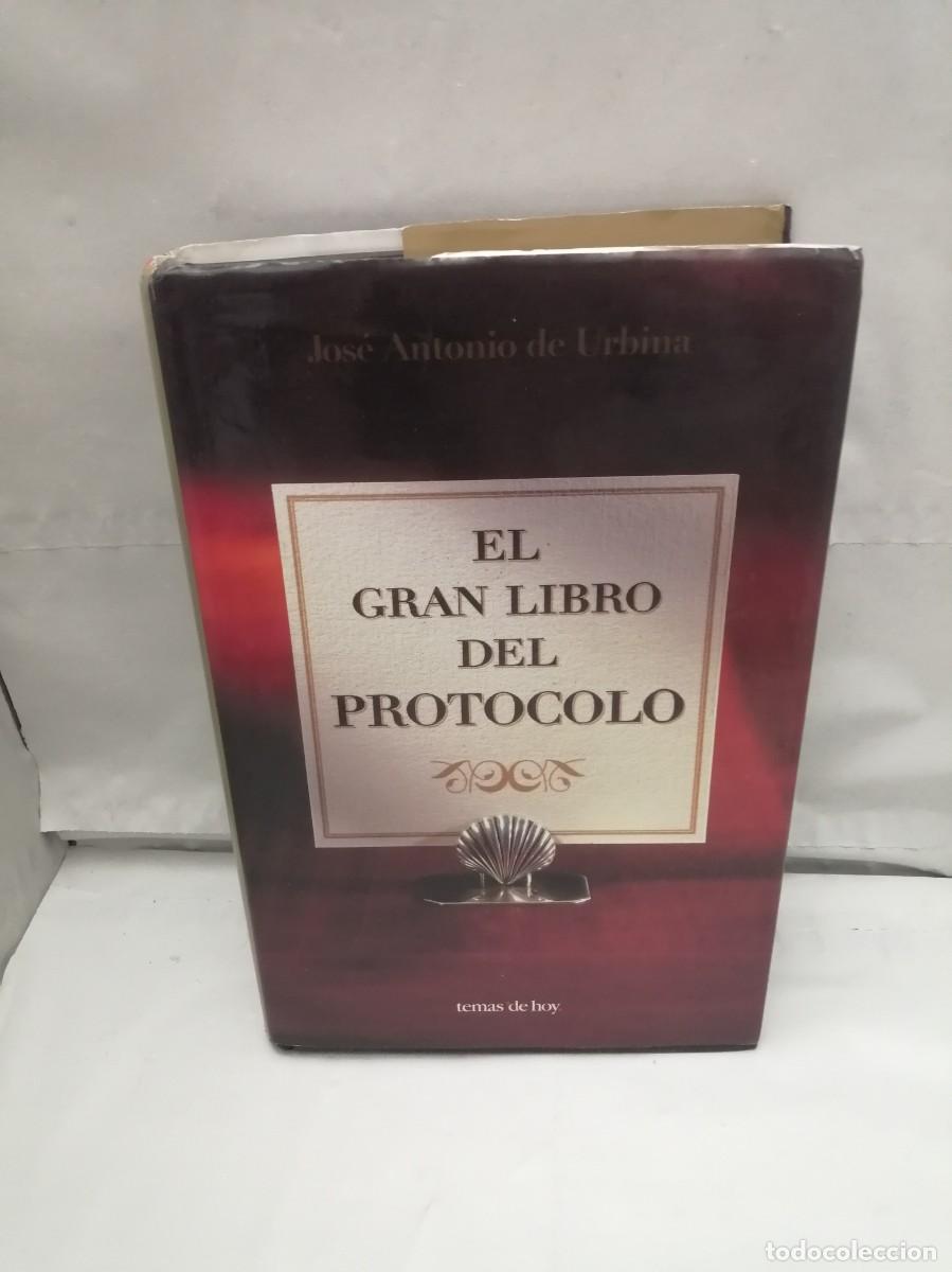 Libros de segunda mano: El gran libro del protocolo (Extensa dedicatoria y firma aut&oacute;grafa de autor) PRIMERA EDICI&Oacute;N - Foto 1