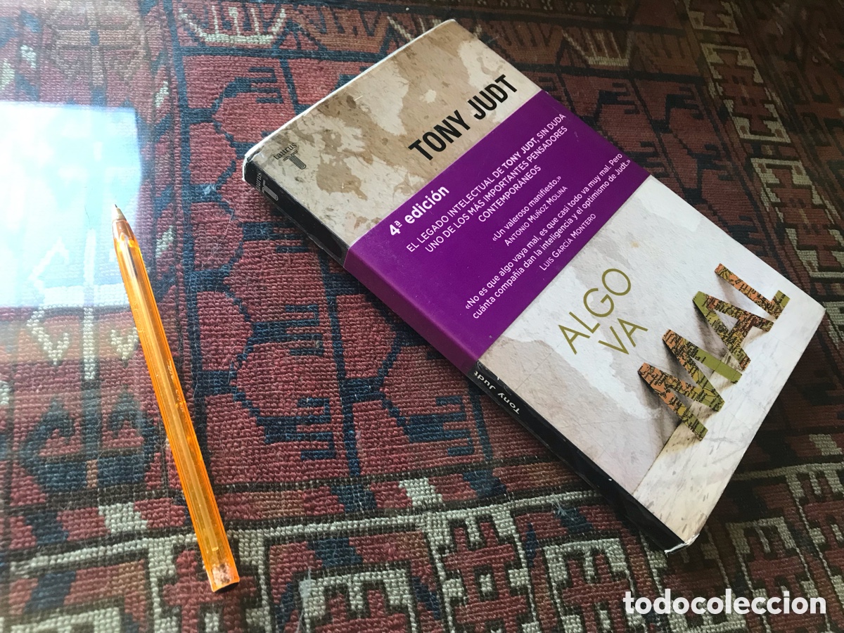Libros de segunda mano: Algo va mal. Tony Judt. Taurus - Foto 1